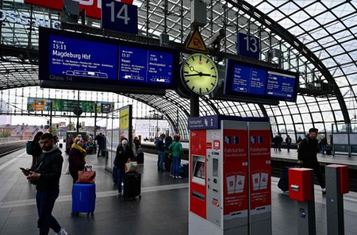 Bahnhof in Berlin – auch hier wurden Funknetze Ziel von Sabotage. Foto: AFP/JOHN MACDOUGALL