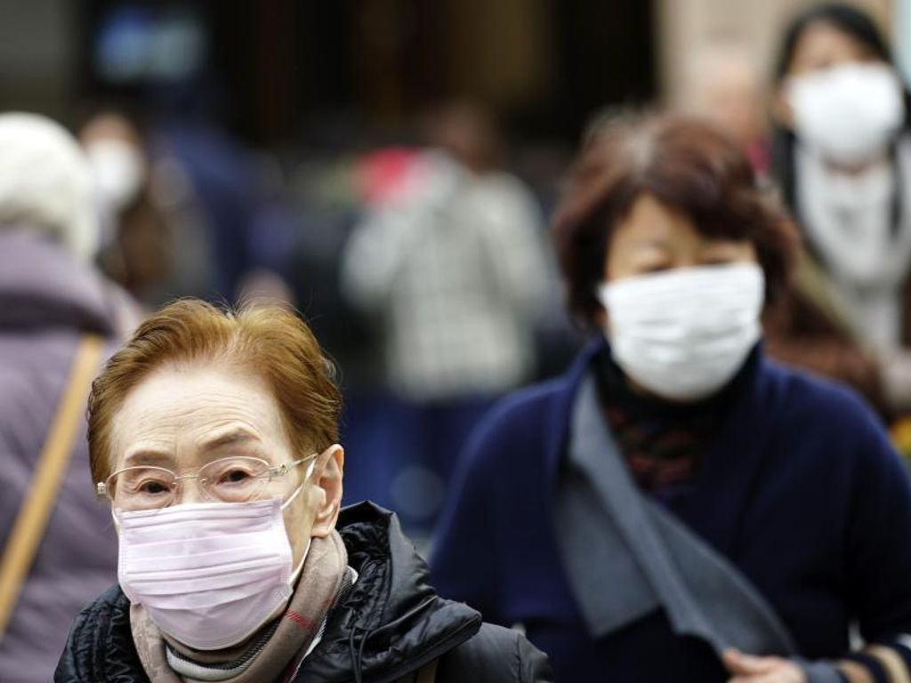 Shopping mit Schutzmasken in Tokio: Auch in Japan ist die neue Lungenkrankheit schon aufgetreten. Foto: Eugene Hoshiko/AP/dpa