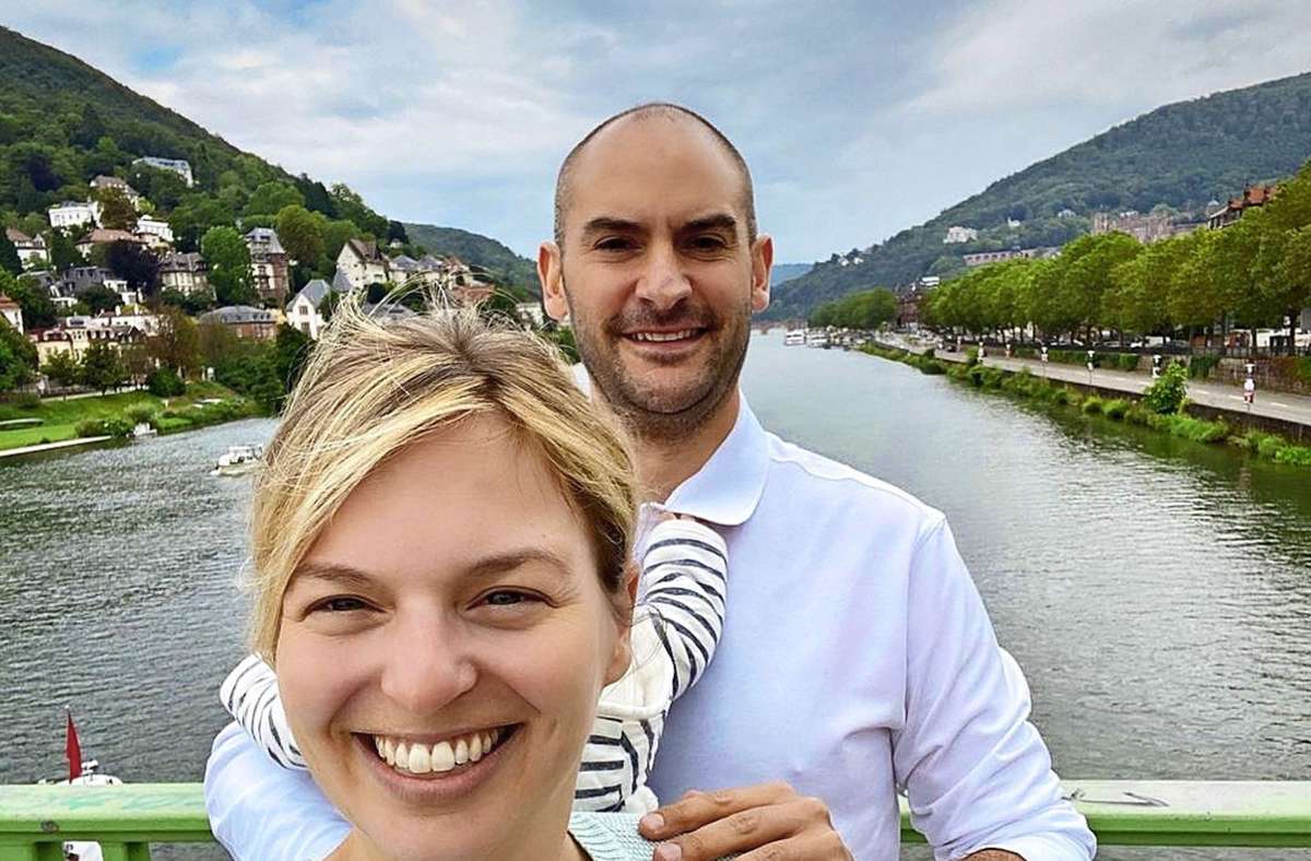 Katharina Schulze und Danyal Bayaz mit ihrem kleinen Sohn in Heidelberg, der Heimatstadt des Finanzministers.