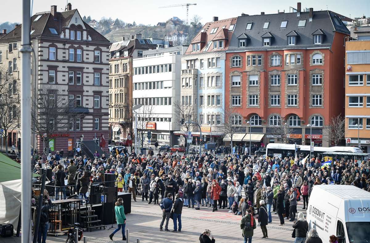 Anti-Kriegs-Demos in Stuttgart: Marienplatz: Kultur setzt Zeichen gegen den Krieg