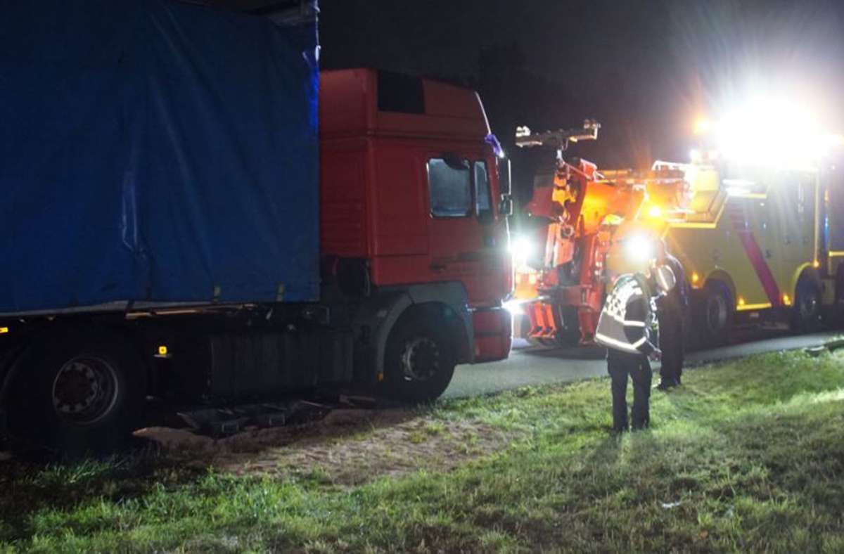 Fahrspur bei Pforzheim gesperrt: Nach Lkw-Panne laufen 500 Liter Diesel auf A8 aus