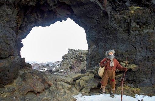 So wild sieht man aus nach einem Jahr in der Höhle: Kurz vor Weihnachten kommen die Jólasveinar zu den Menschen. Hier zeigt sich  einer der Trolle in der verschneiten Lavalandschaft von Dimmuborgir im Norden Islands. Foto: Hel/e Bendl