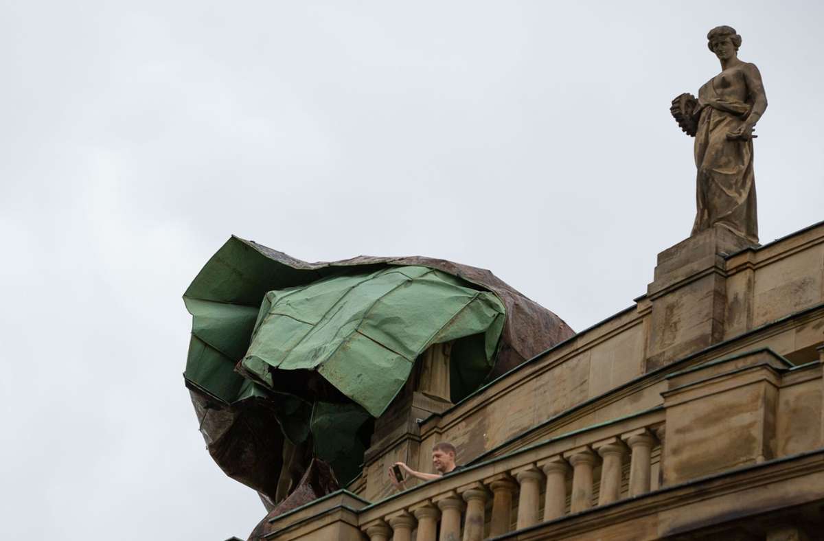 Ein Teil des abgerissenen Kupferdachs bedeckt die Statue der Architektur. Unbeschädigt blieb die Nachbarstatue, die die  Technik verkörpert. Foto: Lichtgut/Leif Piechowski