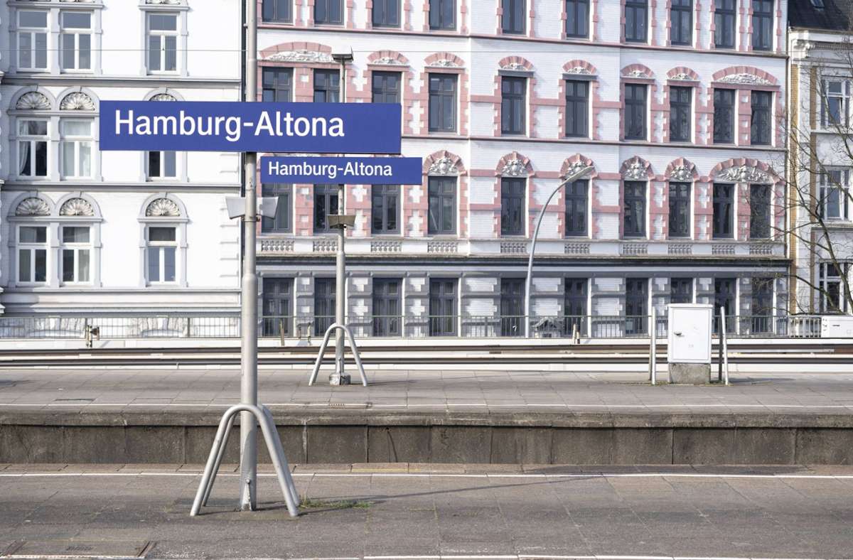 Hamburg: Betrunkener fährt mit Auto zum Einkaufen in Bahnhof