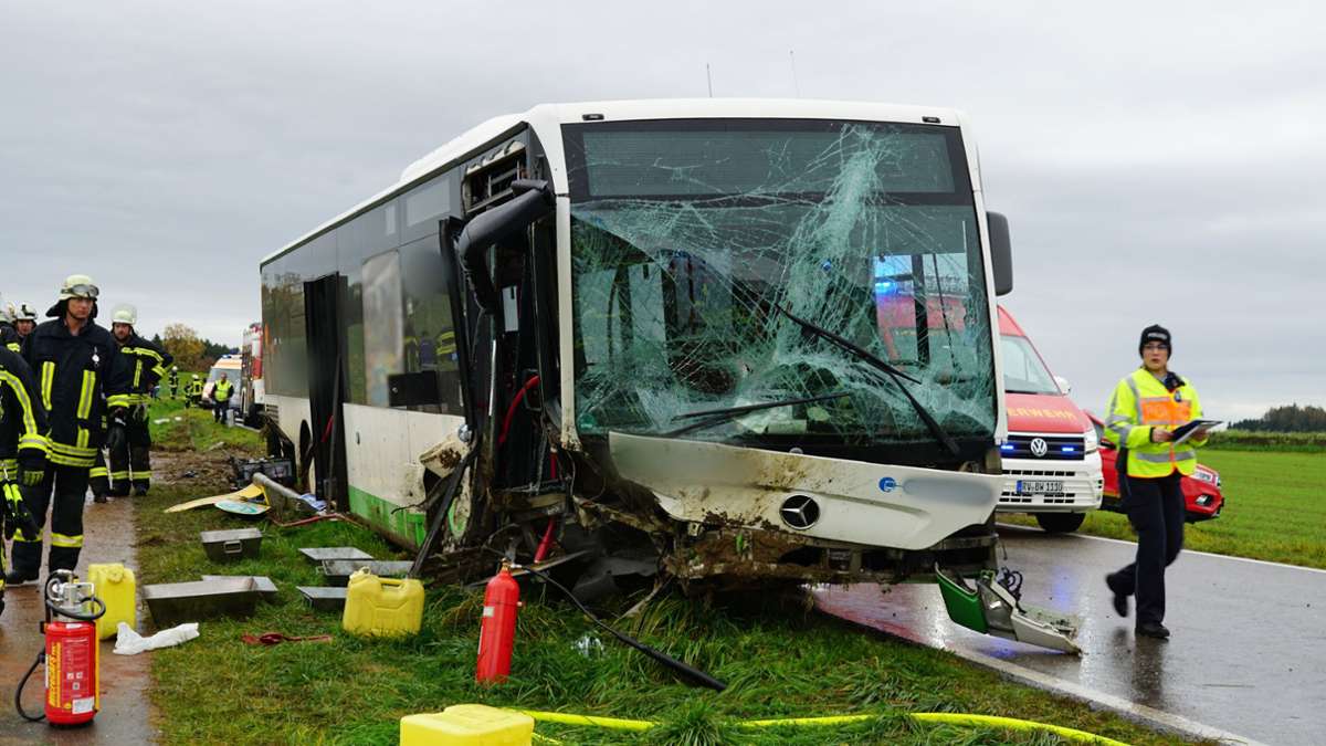 Zehn Verletzte bei Unfall bei Bad Waldsee: Schulbus-Unfall wohl wegen Unachtsamkeit des Fahrers