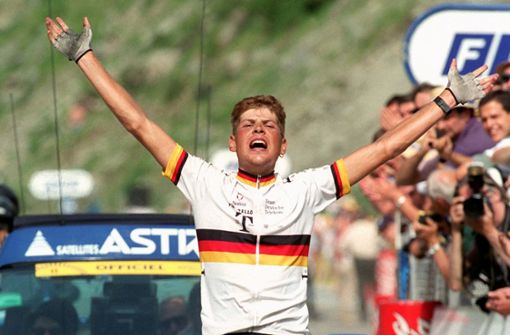 Das letzte Mal in Weiß: Nach dem Sieg in Andorra hat Jan Ullrich bei der Tour 1997 nur noch Gelb getragen. Foto: picture alliance/dpa/Gero Breloer