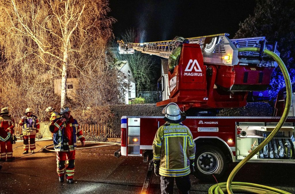Großeinsatz der Feuerwehr im Lilienweg – Stromversorgung im Wohngebiet abgestellt: Zwei Frauen bei Hausbrand verletzt