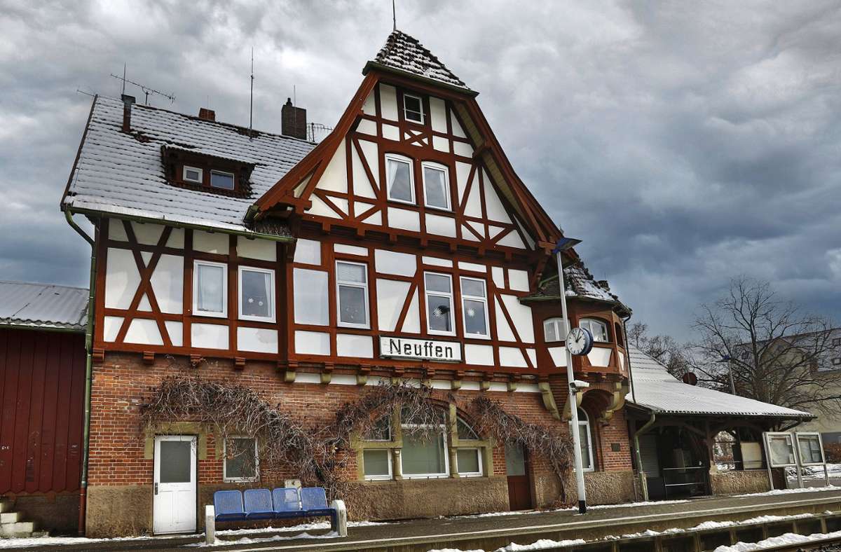 Der Bahnhof Neuffen gilt als einer der schönsten Kleinstadtbahnhöfe im Land. Foto: Horst Rudel