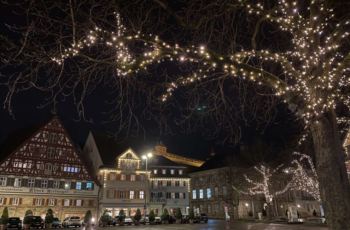 Mit den beleuchteten Bäumen in Blickrichtung zum Esslinger Wächterhaus sieht der Marktplatz richtig einladend aus.