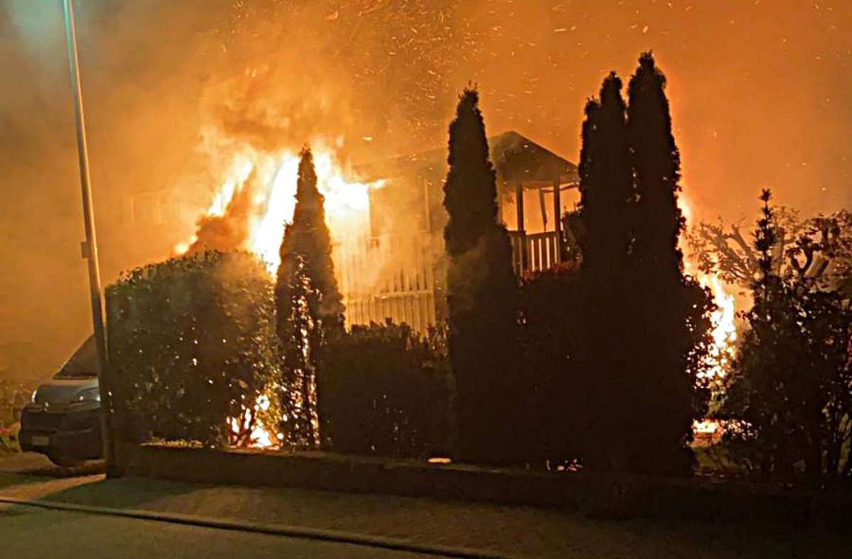 Hoher Schaden in Eppingen: Brand eines Wohnmobils greift auf Wohnhaus über