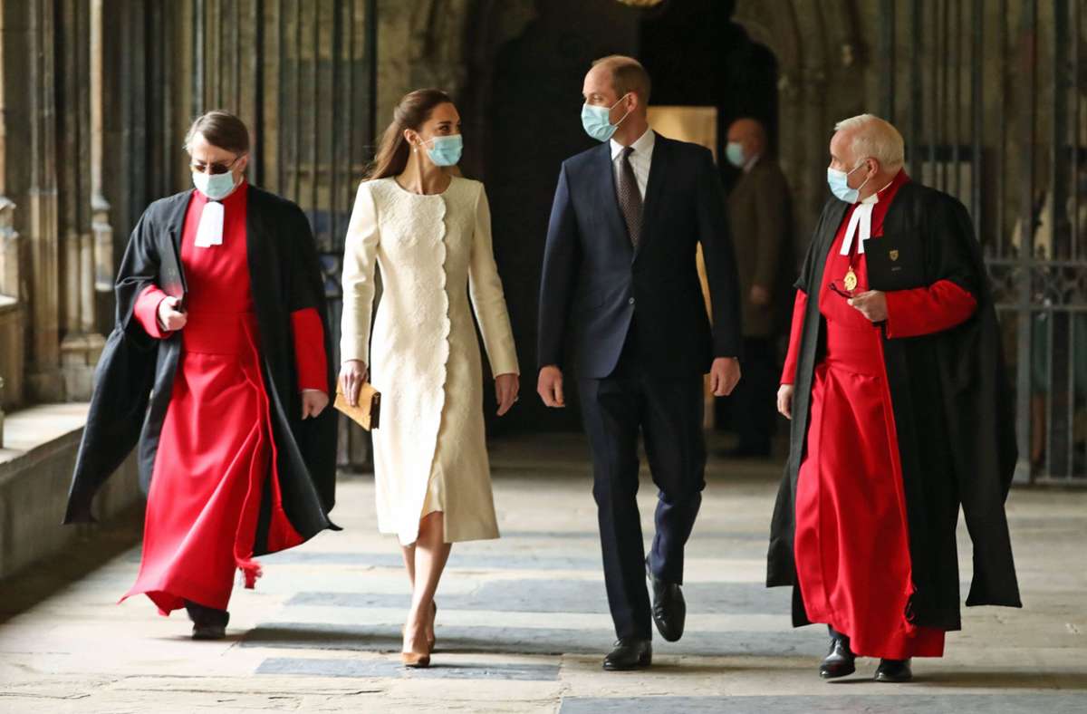 Herzogin Kate in einem der eleganten Mantelkleider, die typisch für das Modehaus Catherine Walker sind.