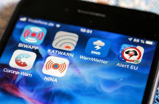 Warn-Apps wie Nina, Katwarn und Warnwetter informieren per  Smartphone. Foto: dpa//Jens Kalaene
