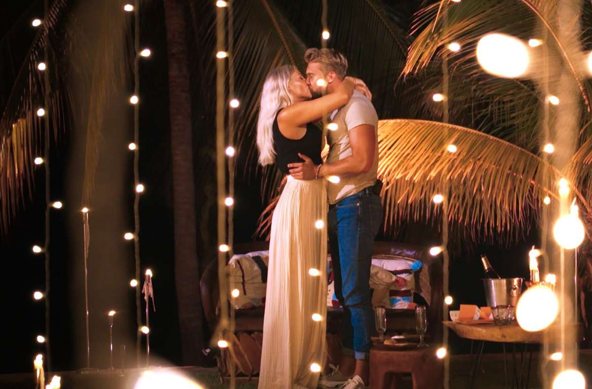 Bei einem romantischen Date fiel zwischen dem Bachelor und der Unternehmerin schließlich der zweite Kuss.  Foto: RTL