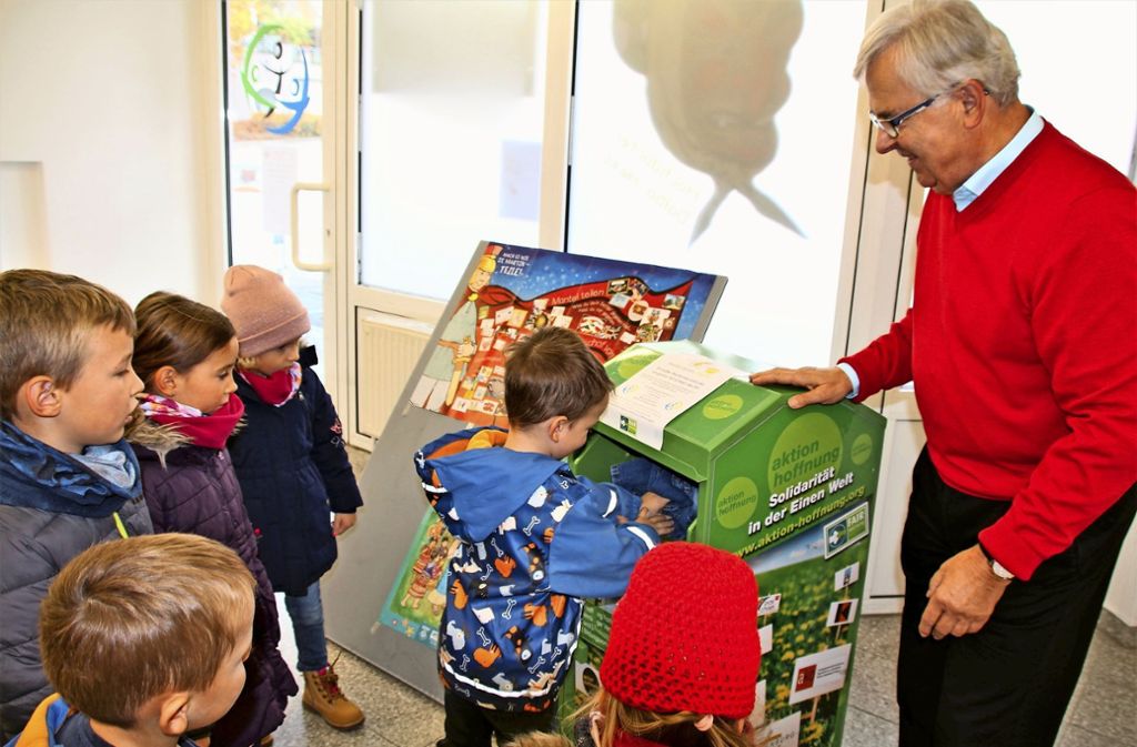 Weltladen lädt Kindergartenkinder zur Aktion „Mantel teilen heute“ ein – Kleider für soziale Projekte: Kinder teilen ihren Mantel