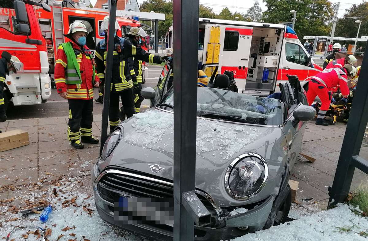 Unfall in Stuttgart-Zuffenhausen: Autofahrerin kracht in Bushaltestelle – Mädchen verletzt