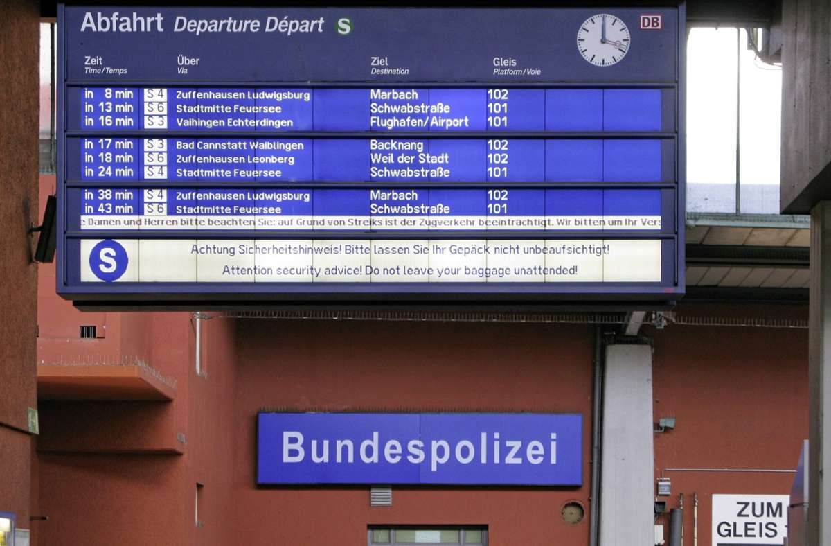 Vorfall am Stuttgarter Hauptbahnhof: Mann bedroht Trio mit Messer und versprüht Pfefferspray
