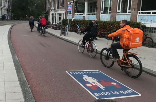 Eine typische Radstraße in den Niederlanden  – Autos dürfen fahren –  als „Gäste“. Foto: dpa/Annette Birschel
