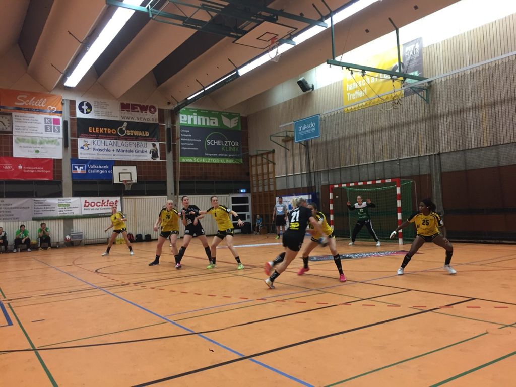 Nellinger Bundesliga-Handballerinnen gewinnen gegen Halle-Neustadt: Neuer Trainer, erster TVN-Heimsieg