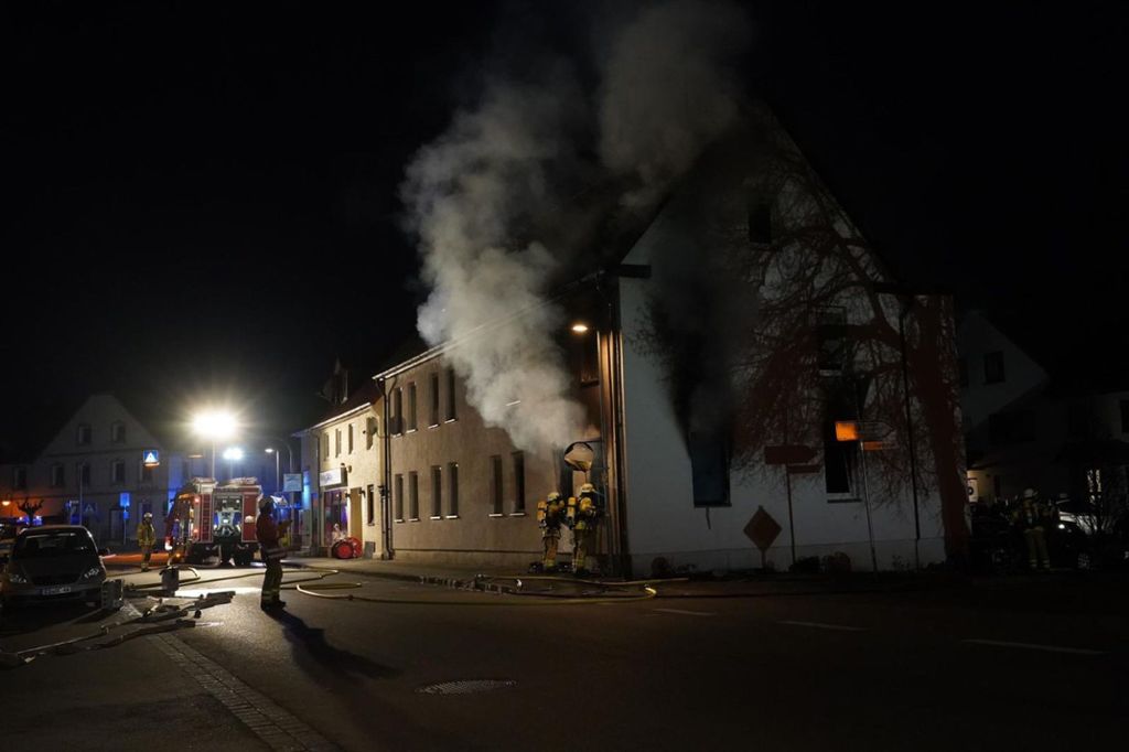 Das Feuer brach am Donnerstag in einem Mehrfamilienhaus aus: Neckartenzlingen: Frau bei Brand schwer verletzt