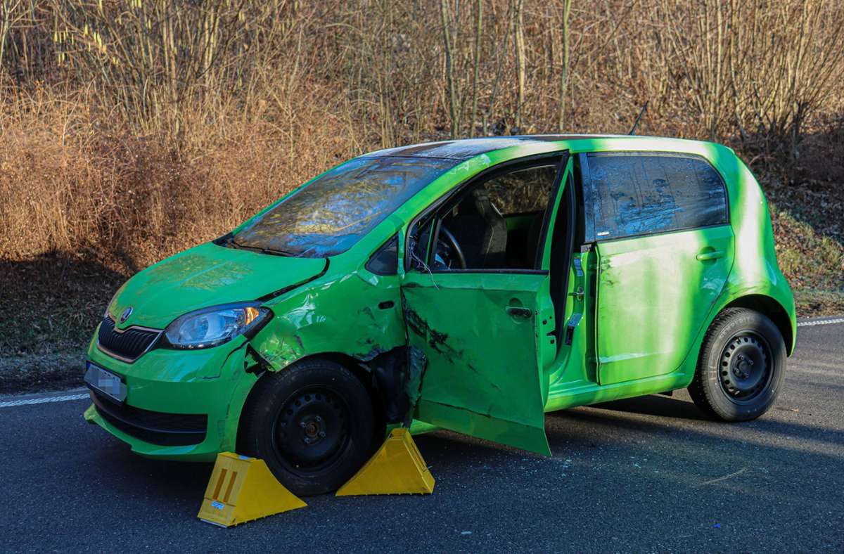 Unfall in Frickenhausen: 29-jährige Autofahrerin kollidiert mit Lkw