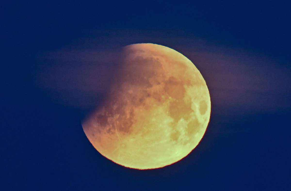 Bei der Mondfinsternis wird der Erdtrabant in ein rötlich-fahles Licht getaucht.