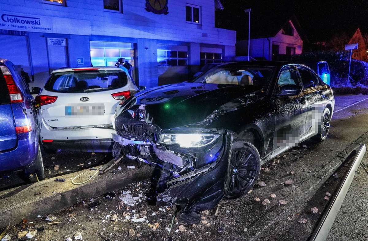 Unfall in Baltmannsweiler: Betrunkene Autofahrerin beschädigt mehrere Fahrzeuge