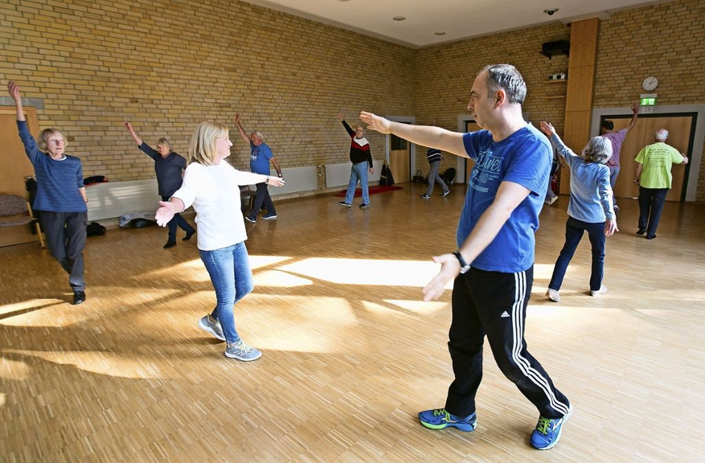 Die Arme weg vom Körper: Die Übungen, die der lizenzierte Lungensporttrainer Markus Niepel (rechts)mit seinen Teilnehmern macht, weiten den Brustkorb, stärken die Ausdauer und die Lebensqualität