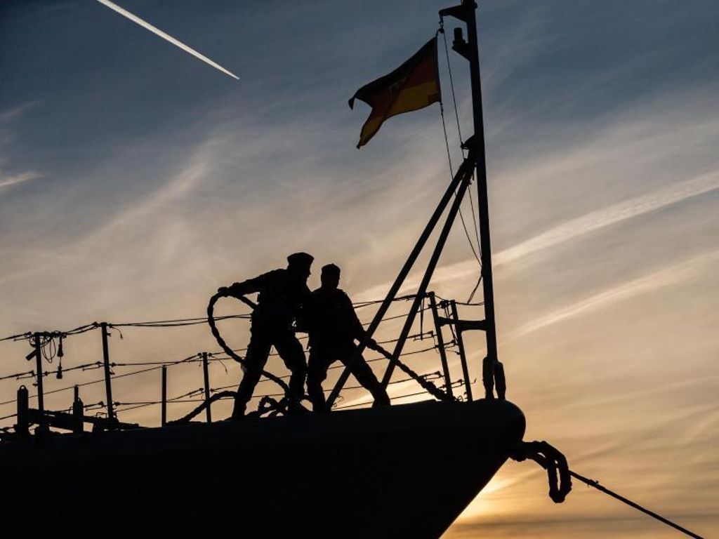 Zwei Marinesoldaten stehen auf dem Bug der Fregatte «Augsburg» der Deutschen Marine. Die «Augsburg» lief damals zur Operation «Sophia» aus. Nach dem Libyen-Gipfel erwägt die EU eine Wiederbelebung ihrer Militärmission. Foto: Mohssen Assanimoghaddam/dpa