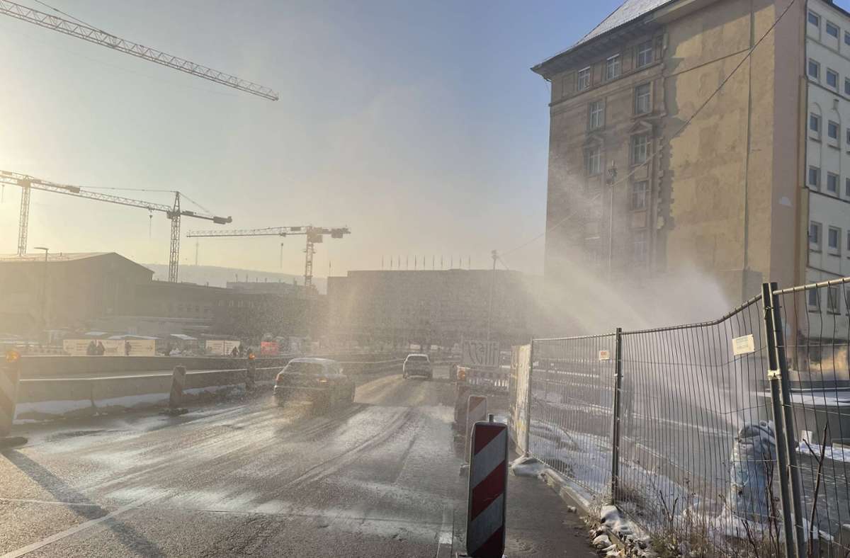 Heilbronner Straße in Stuttgart gesperrt: Wasserrohrbruch verwandelt Straße in Eispiste