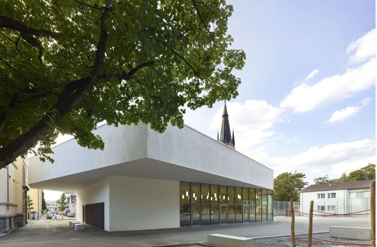 Der Neubau der Mensa der Martin-Luther-Schule  in Bad Cannstatt mit dem weit auskragenden Dach wurde von dem Stuttgarter Architekturbüro Harris + Kurrle entworfen.