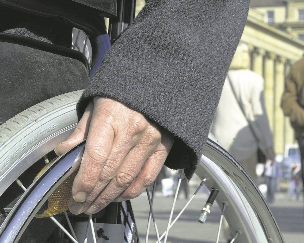 83-Jähriger in Esslingen verletzt: Rollstuhlfahrer angefahren