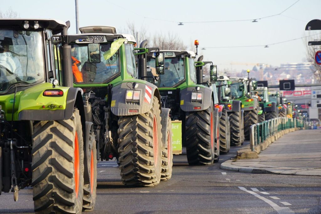 Die Demo richtet sich gegen das Agrarpaket der Bundesregierung: Stuttgart: Landwirte protestieren mit Sternfahrt