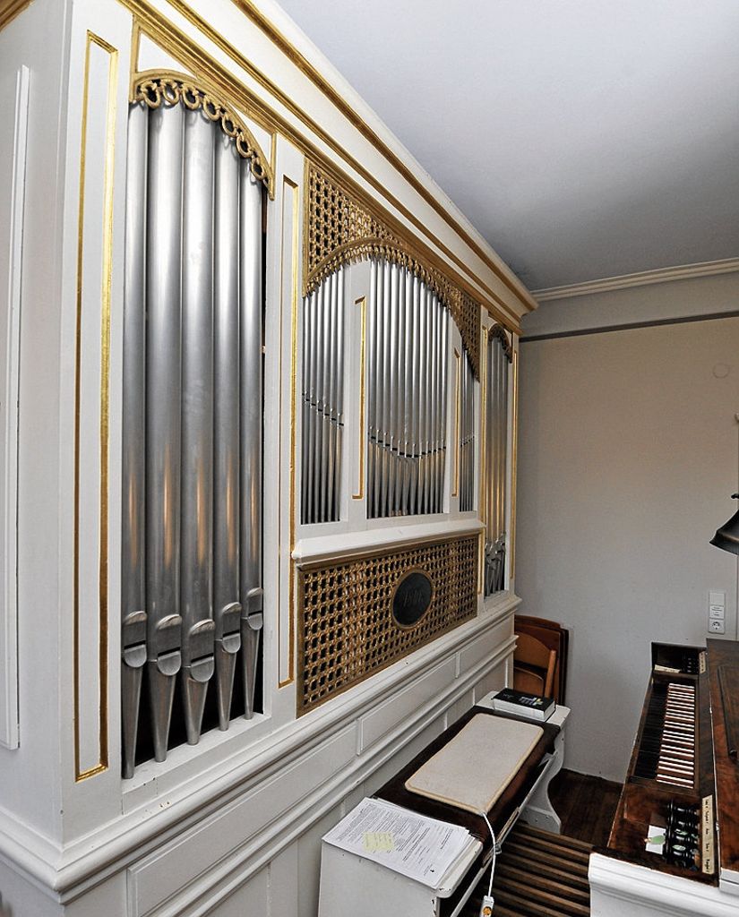 Schlicht, schrankartig und vergoldet. Die Orgel aus dem Jahr 1841 steht seit 1929 auf der westlichen Empore...