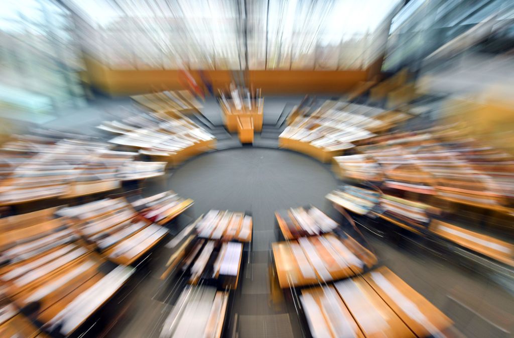 Im Thüringer Landtag gilt es am Mittwoch – wen wählen die Abgeordneten zum Regierungschef? Foto: dpa/Martin Schutt