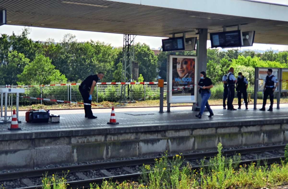 Nach der Tat untersuchen Beamte der Kriminalpolizei den Bahnsteig am Esslinger Bahnhof.