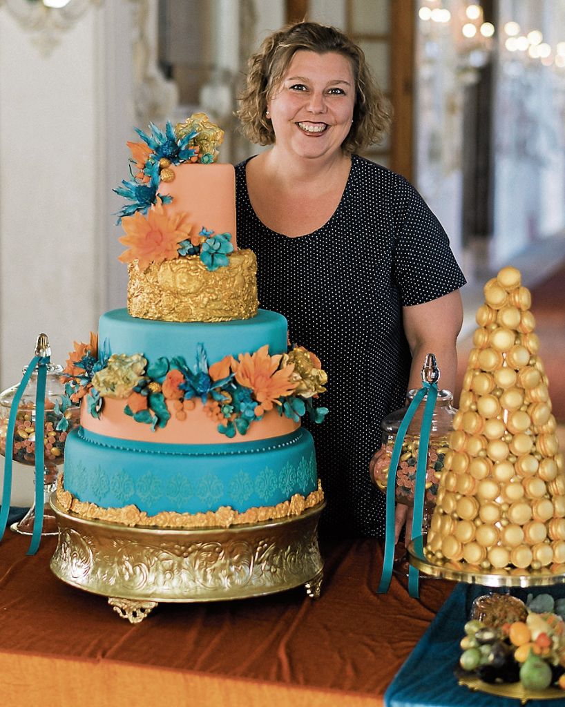 Allein ins florale Zierwerk der Torte hat Heike Krohz 20 Stunden Arbeit gesteckt. Foto: Féerie Cake/Weddingpilots