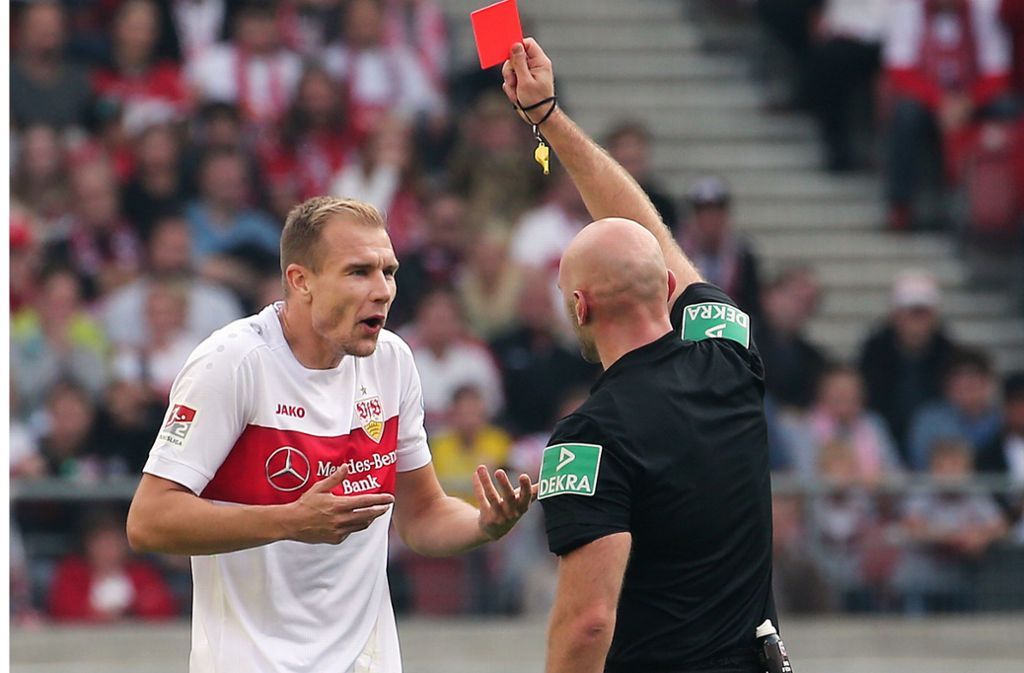 Holger Badstuber sieht im Hinspiel gegen Kiel in der 53. Minute die Gelb-Rote Karte – der Anfang vom Ende für den VfB.