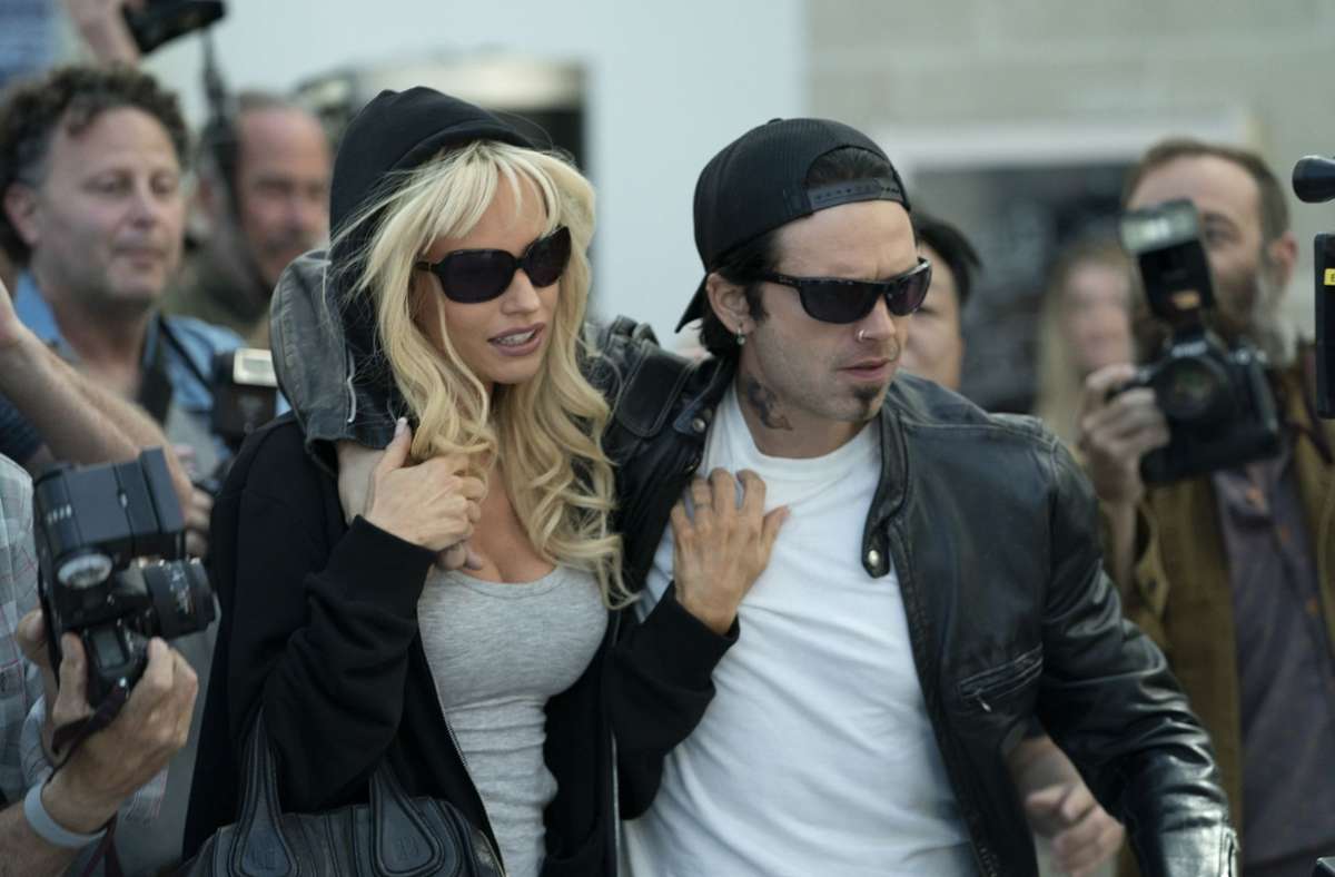 „Baywatch“- und „Playboy“-Star Pamela Anderson (Lily James) und Schlagzeuger Tommy Lee (Sebastian Stan) in „Pam & Tommy“