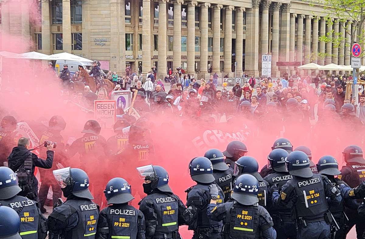 Polizei und Demonstrierende gerieten in Stuttgart auf einer Kundgebung zum 1. Mai aneinander.