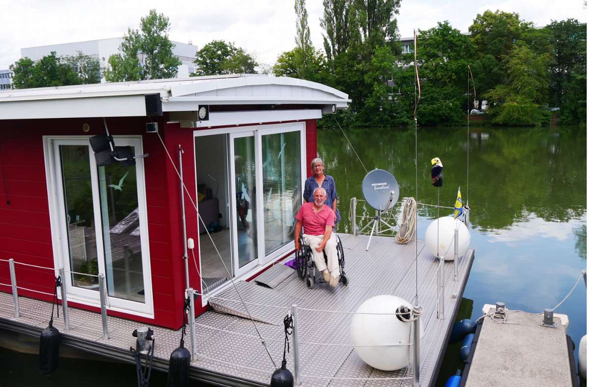 Hausboot Marke Eigenbau: Herbert und Brigitte Trunner genießen ihr Leben auf  dem Wasser.