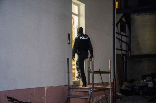 Polizeibeamte durchsuchten fünf Wohnungen in Esslingen, Wernau und Stuttgart auf der Suche nach illegalen Betäubungsmitteln und mutmaßlichen Drogendealern. Foto: SDMG/SDMG / Kohls