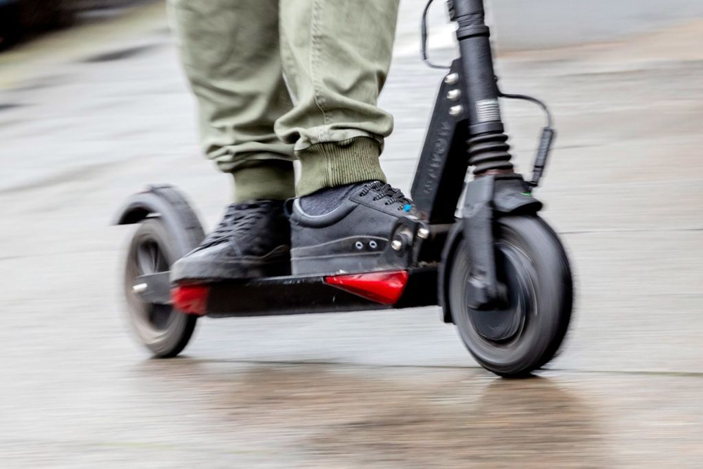 Dabei geht es um Fahrt in den Fußgängerzonen oder auf Gehwegen: Woche der E-Scooter-Kontrollen in Mannheim und Heidelberg gestartet