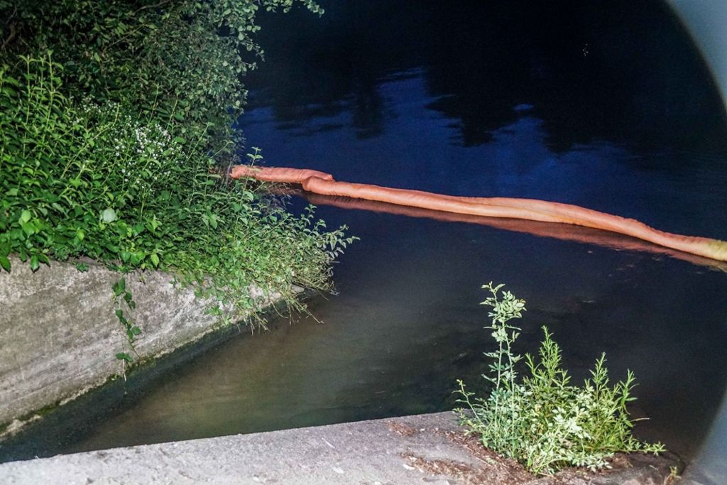 12.8.2019 Zur Eindämmung der Ölverschmutzung im Neckar wurde eine Ölsperre ausgelegt.