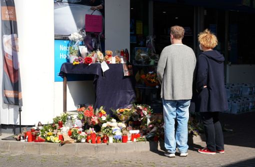 Blumen, Kerzen und Botschaften an das Opfer liegen an einer Tankstelle in der Innenstadt von Idar-Oberstein. Foto: dpa/Thomas Frey