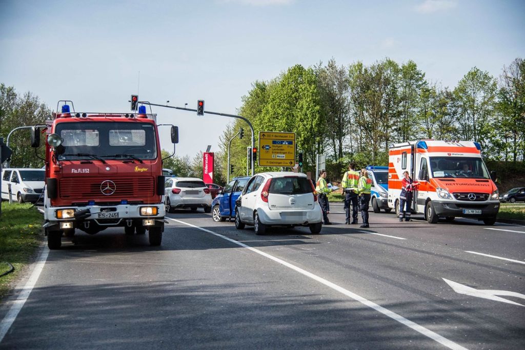 11.4.2017 Zu einem Unfall mit vier Autos kam es am Schinderbuckel in Bonlanden