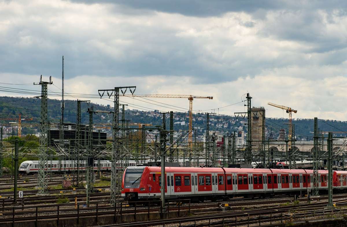 Regionalzug nach Stuttgart: 31-Jähriger belästigt und verletzt Reisende