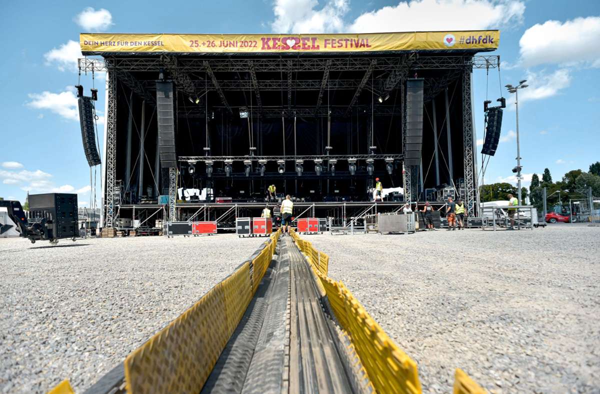 Die Bühne  des Kesselfestivals  unweit der Fruchtsäule ist so gut wie fertig: 25 000 Fans dürfen jeweils hinter die Absperrung. Foto: Lichtgut/Max Kovalenko