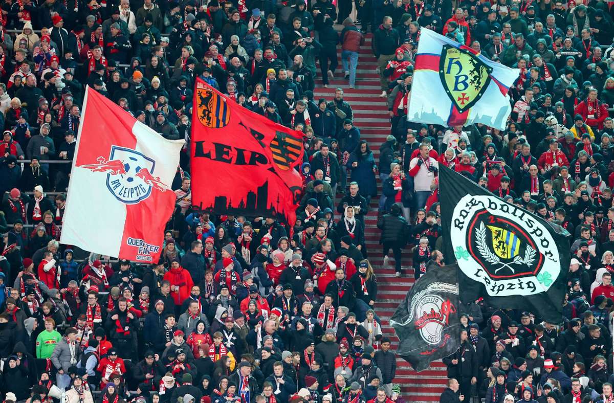 Beim Pokalspiel von RB Leipzig gegen Hoffenheim ist es zu einem medizinischen Notfall gekommen. Foto: IMAGO/Picture Point LE/IMAGO/Gabor Krieg