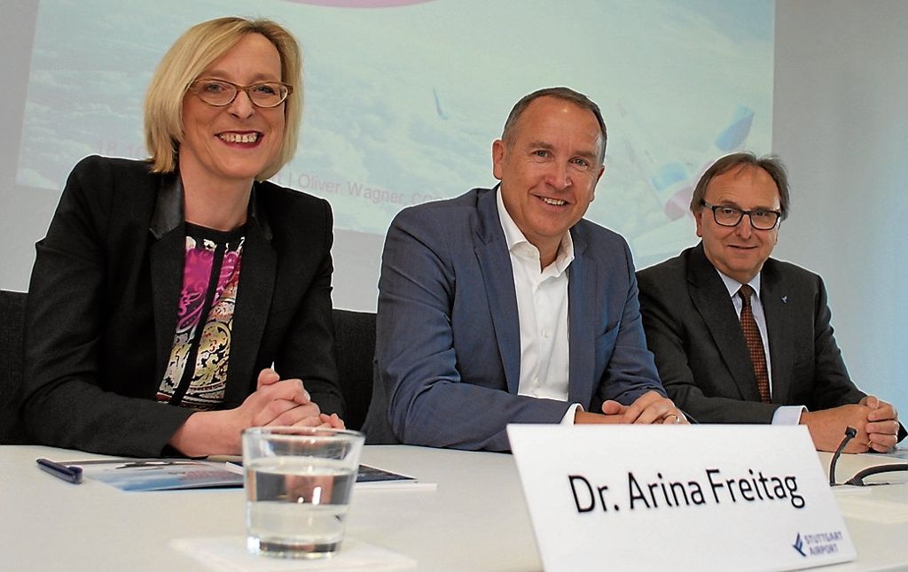 Eurowings-Chef Oliver Wagner (Mitte) mit den Flughafen-Geschäftsführern Arina Freitag und Walter Schoefer. Foto: Steegmüller