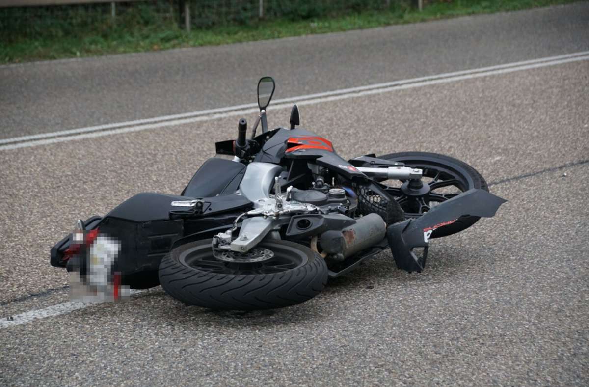 Esslingen: Autofahrerin stößt mit Motorrad zusammen